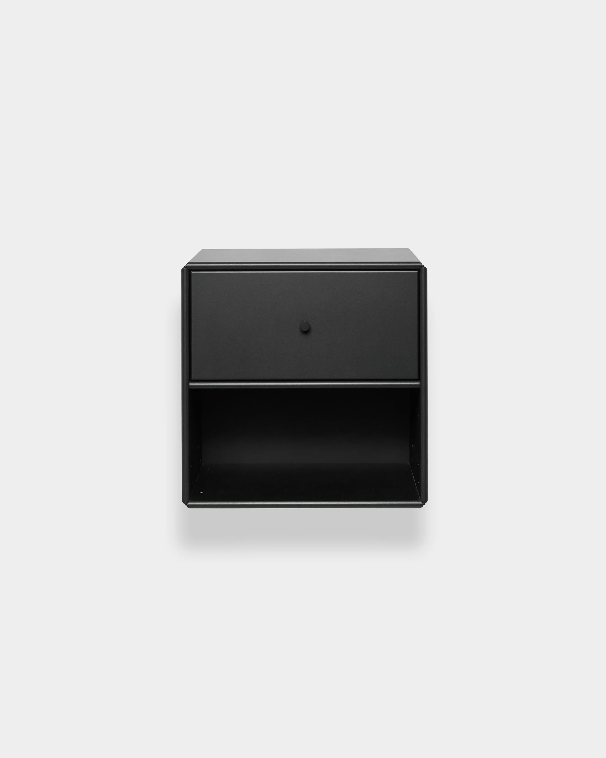 Estantería con cajón WoodUpp Arka en color negro, con un cajón y un estante abierto, sobre un fondo gris claro. Diseño minimalista nórdico.