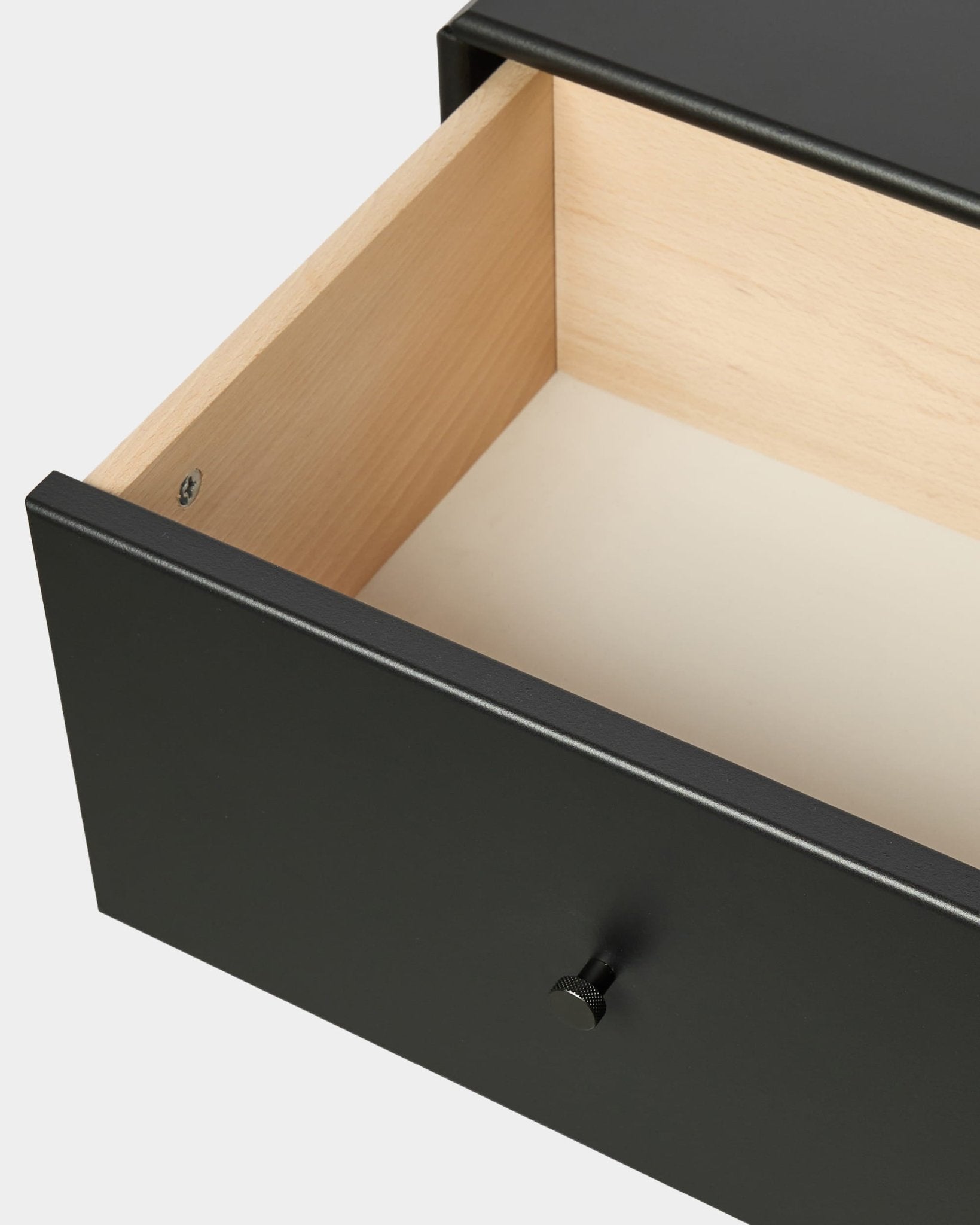 WoodUpp Arka bogreolskuffe i sort, med lyst indvendigt og sort håndtag, designet til lukket opbevaring. Tilbehør i nordisk stil til Akupanel-kollektionerne.