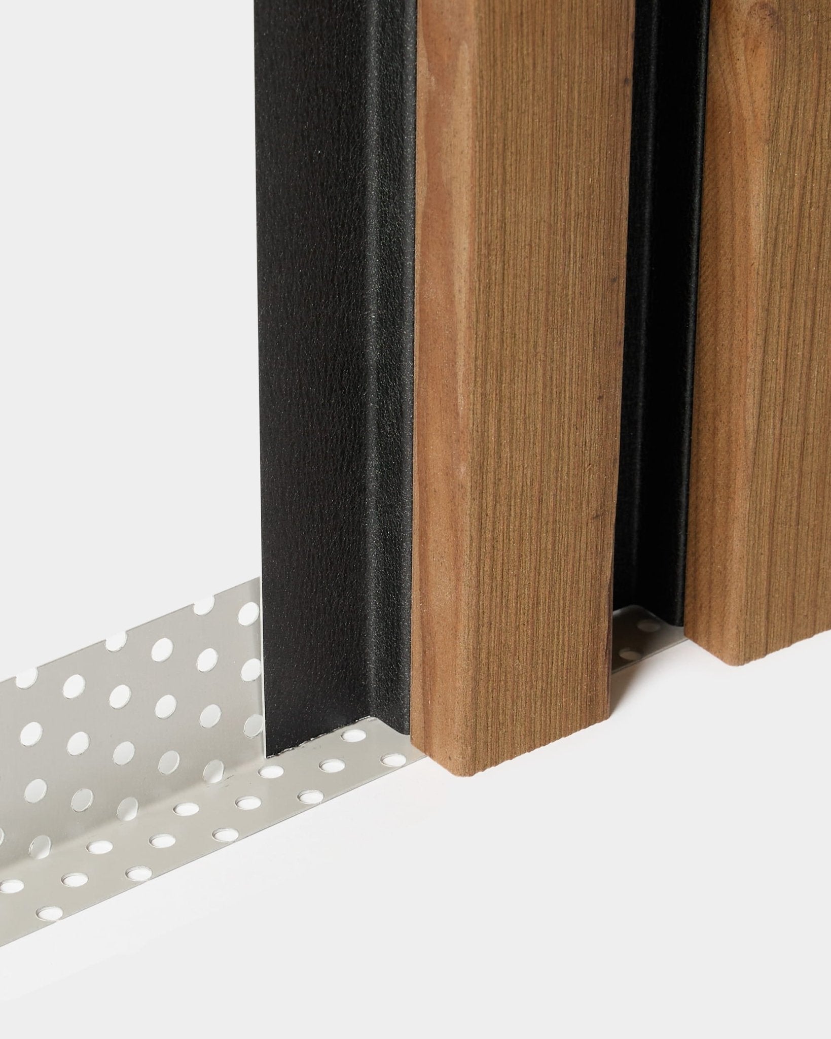Close-up of WoodUpp Aluwood installation: 240 cm insect screen beside vertical wood facade slats and a black panel on a white background.