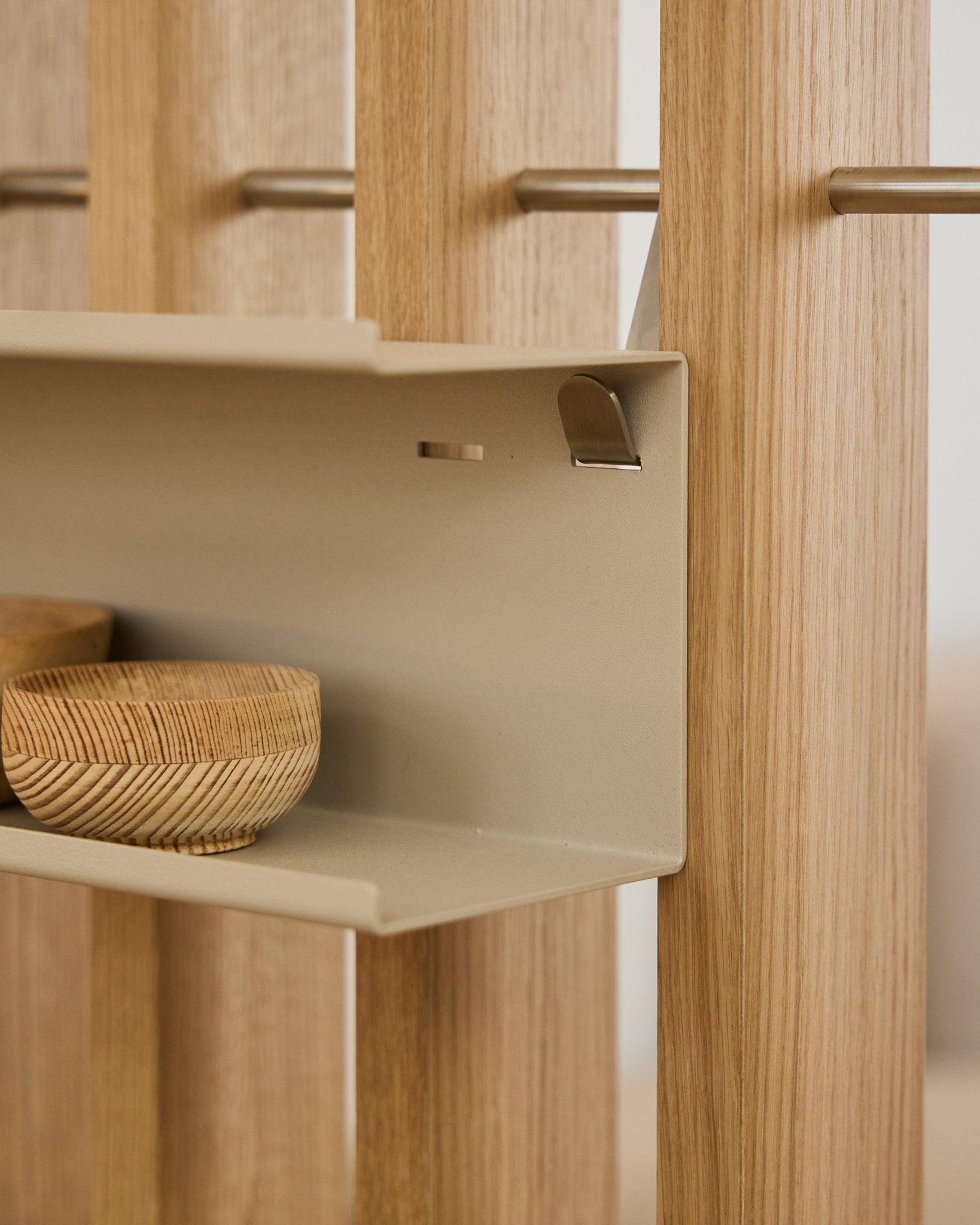Close-up of WoodUpp Nell Double Metal Shelf / BM1 in beige, 63.5 cm, with woven bowls and vertical Nordic acoustic wooden slats set on steel rods.